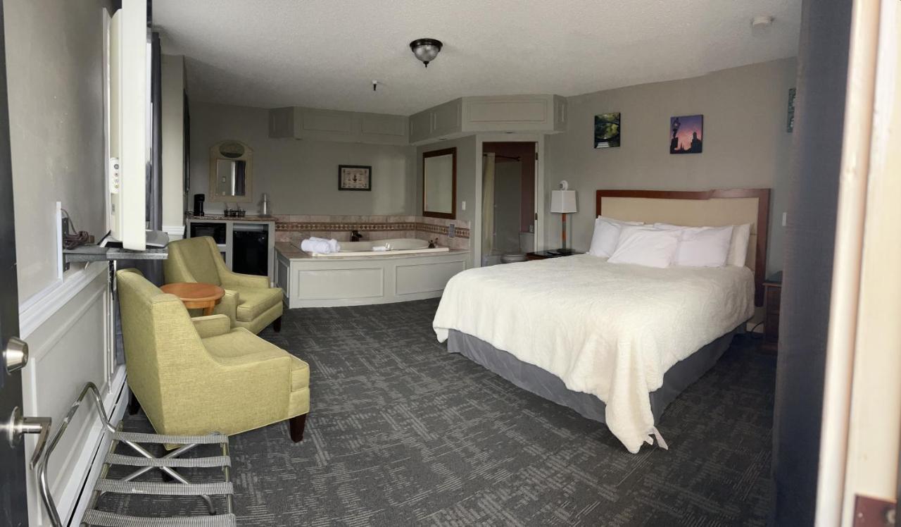 Vacationland Inn & Suites Brewer Екстериор снимка